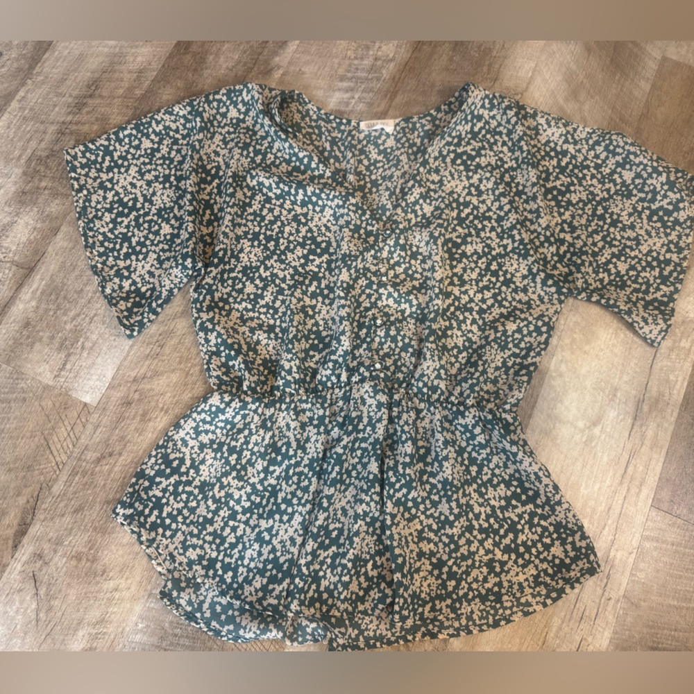 Sienna Sky size MEDIUM short sleeve, green white pattern, slight gather at waist